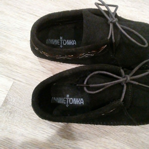 Minnetonka Moccasins Black Size 8 - Picture 3 of 7